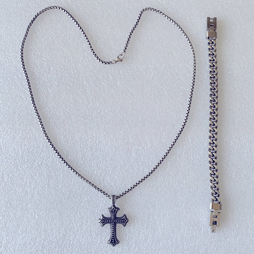 Necklace & bracelet